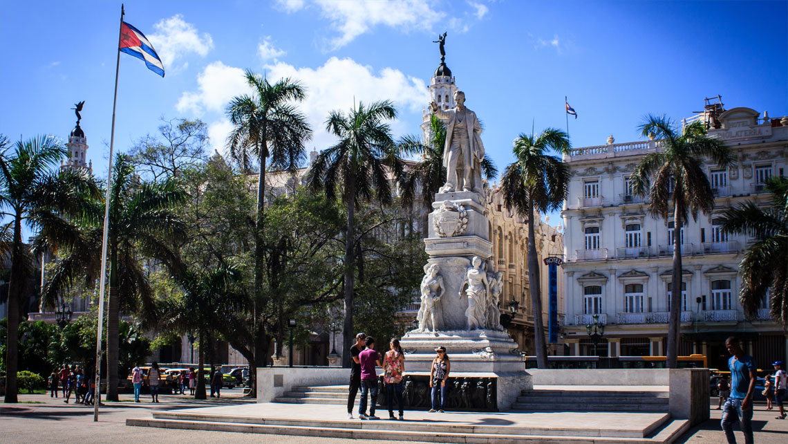 Wspaniały marmurowy posąg José Martí w Parque Central, Hawana