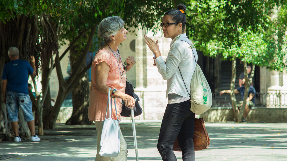 Women having a conversation in Havana