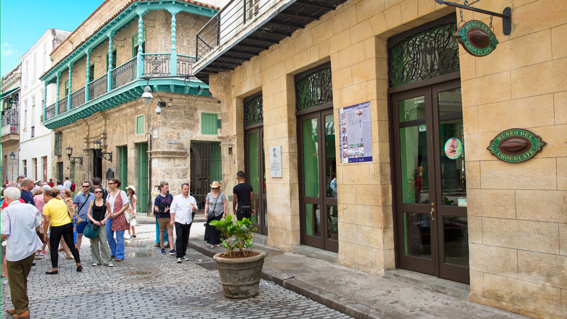 A group of tourist near Museum of Chocolate in Havaana