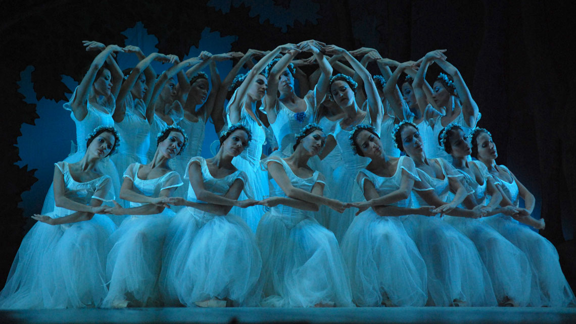 Ballerinas of Cuban National Ballet on the stage