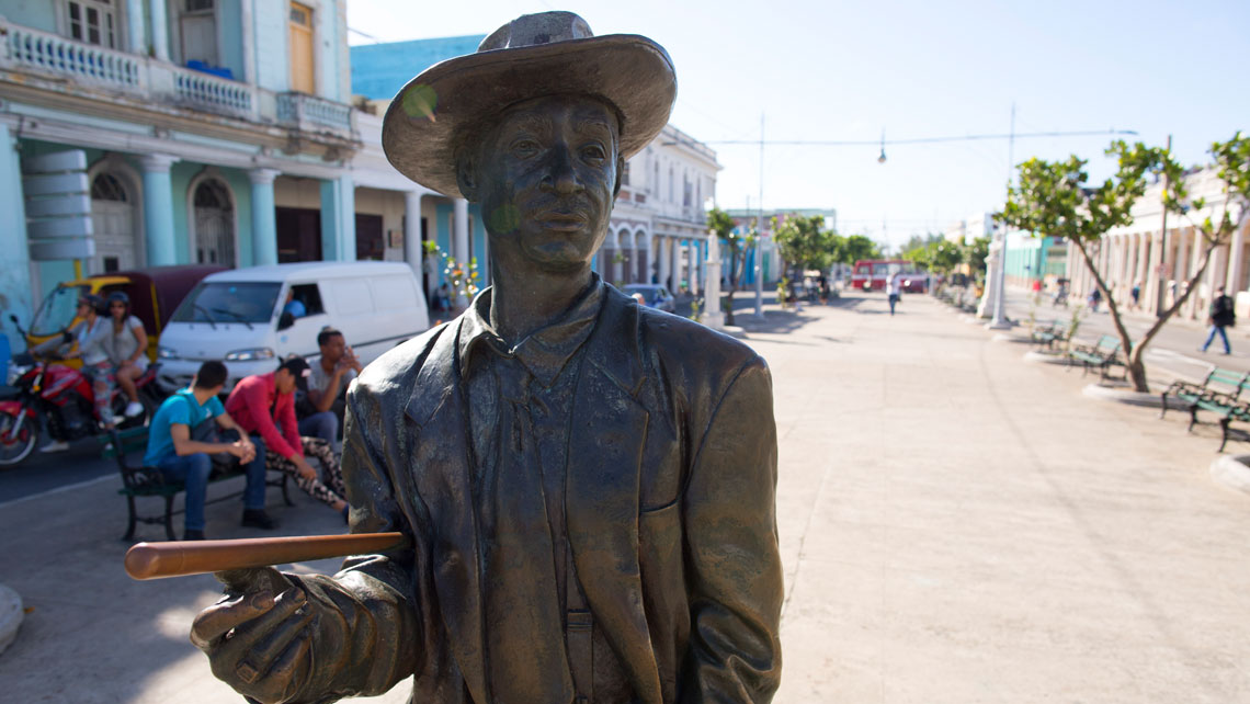 Statue of Cuban musican Benny More in the Paseo El Prado in Cienfuegos