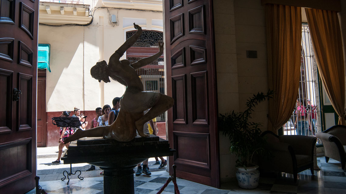 Statue in entrance Hotel Florida