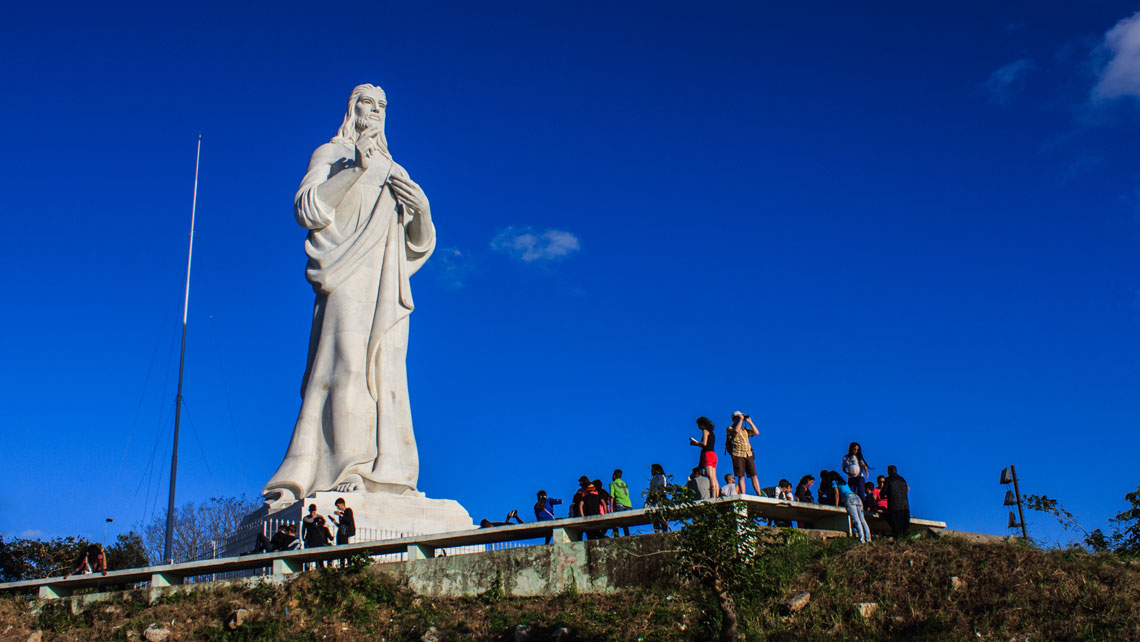 Tourists at the base of the statue Cristo de La Habana