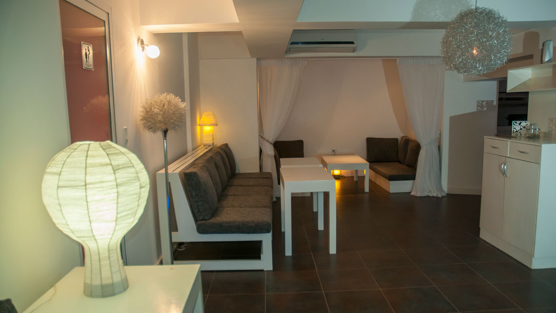White decoration and cosy ambience in Azucar Lounge