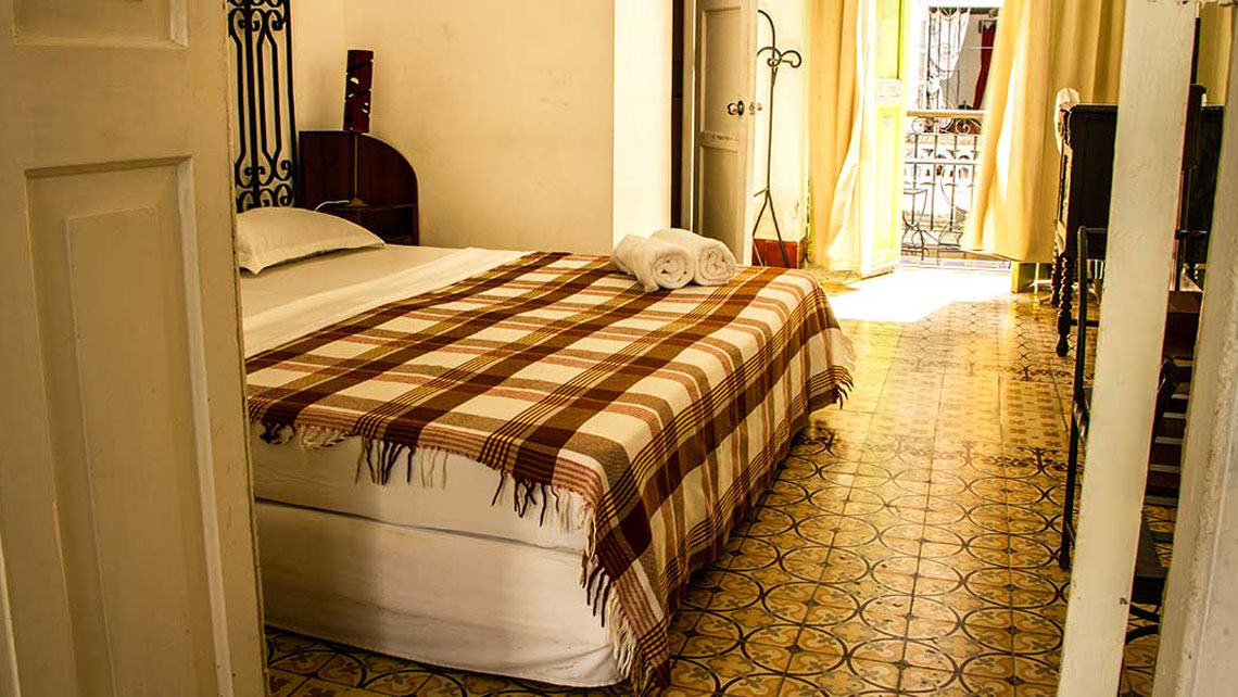 Cosy bedroom in a casa particular