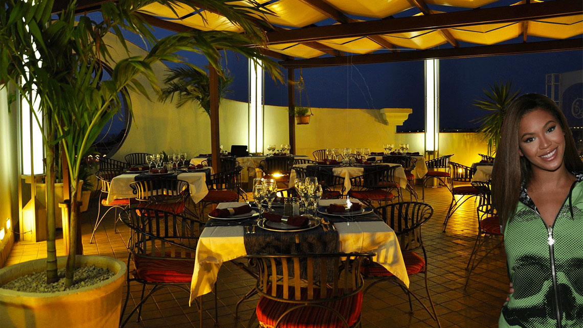 Bar Saratoga at night