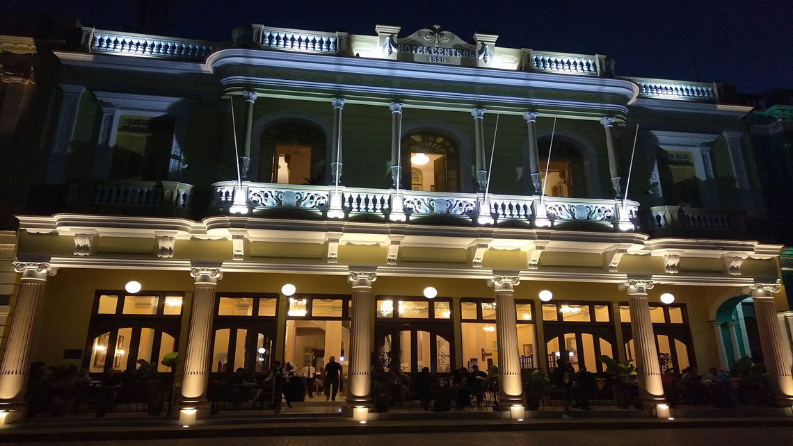Facade of Hotel Central in Santa Clara at night