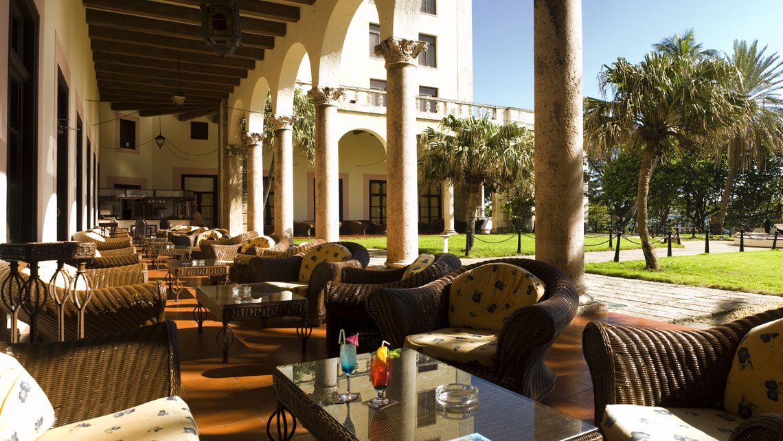 Gardens and terrace of the Hotel Nacional de Cuba, the best place to sip a Mojito in Havana