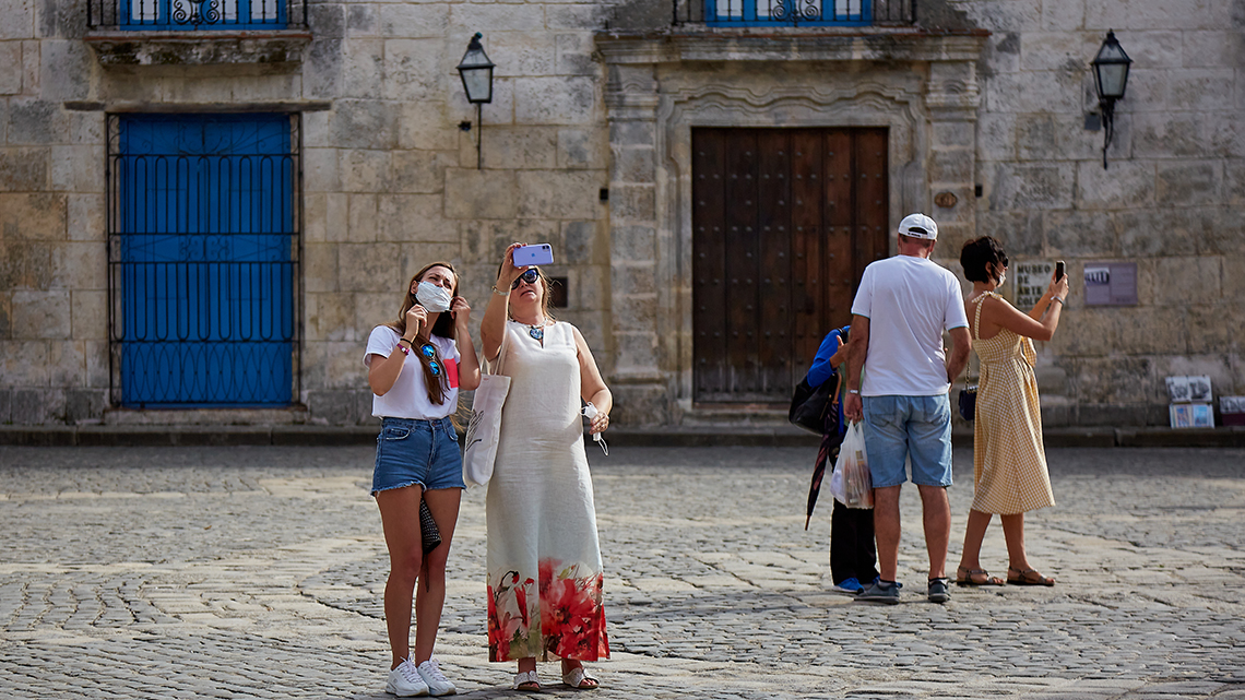 Sun, sand, music, friendly locals, and vaccines! Cuba's successful new "tourist formula"