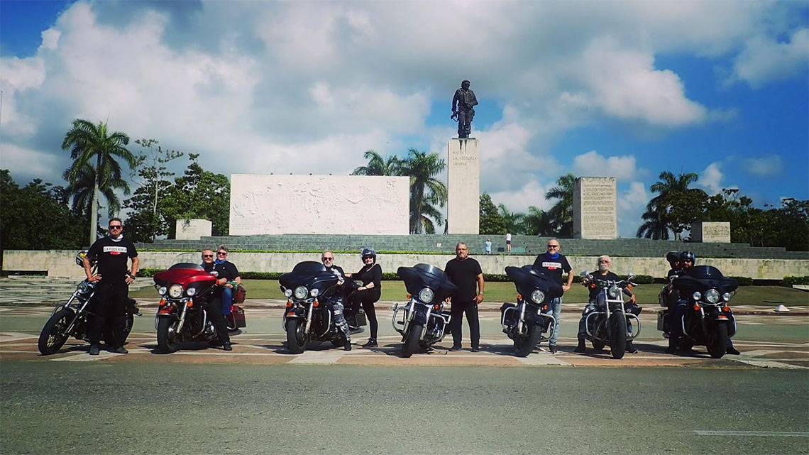 Members of La Poderosa taking pictures at Che Guevara square and mausoleum