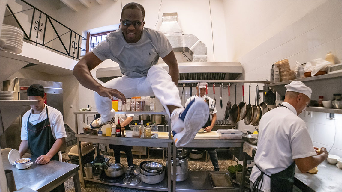 Dayron Robles jumping the 'hurdles' of his restaurant in Old Havana
